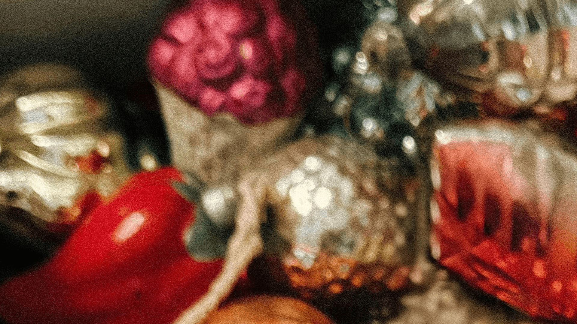 Svenskarna firar jul hemma och lägger mindre pengar på julklappar